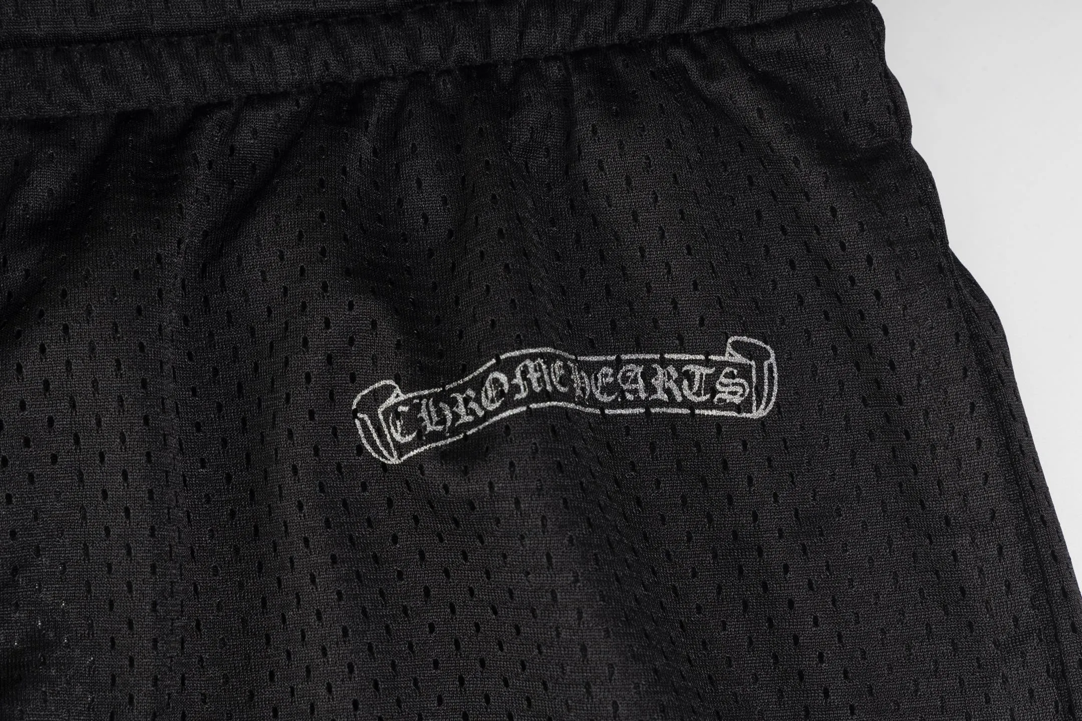 🅿️380 [Exclusive supply] CH Kroxin Sanskrit mesh hockey trousers are made of high-quality cotton fabrics and selected black mesh fabrics, showing a unique sports style. The straight cut design and mid-waist silhouette can naturally modify the leg lines when worn. The black base fabric is printed with the brand's iconic letter pattern. The pattern is clear and three-dimensional. The environmentally friendly printing and dyeing process is used to ensure that the color is long-lasting and does not fade. The waistband is equipped with the brand's exclusive metal fasteners, and the details are exquisite. The inner stitching is flat and firm, and all seams are reinforced to improve durability. The trousers are slightly tapered and matched with the unique sports elements of the hockey jersey series, maintaining a casual style without losing a sense of fashion. The overall weight is moderate, suitable for daily wear in autumn and winter. The fabric has been pre-shrunk and will not deform easily after washing, keeping the shape stable. Size:S/M/L